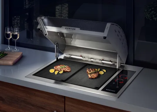 Kenyon Argentina Parrillas Eléctricas - Parrilla empotrada en uso nocturno