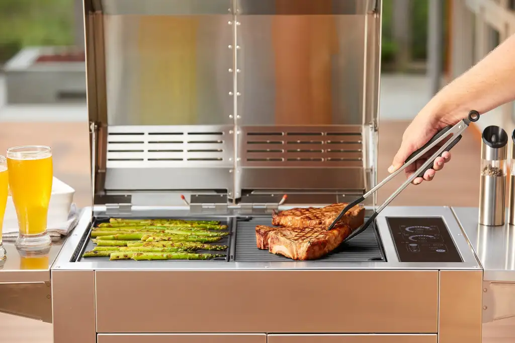 Parrilla eléctrica Kenyon con carne y espárragos grillados
