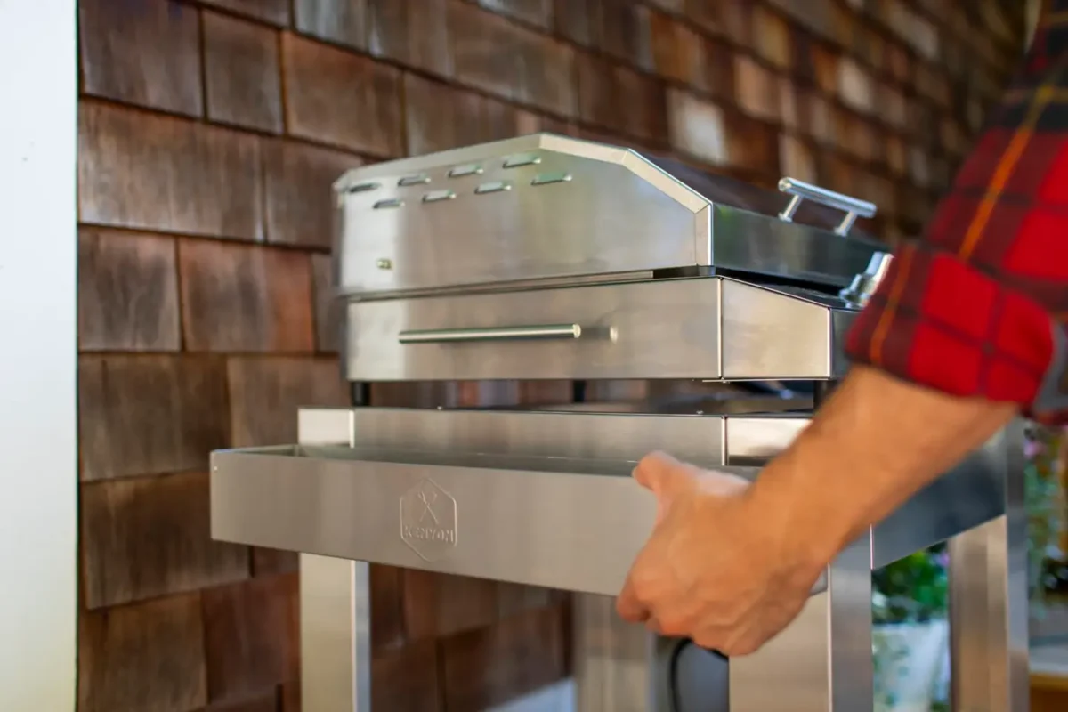 Kenyon Argentina Parrillas Eléctricas - Acomodando la parrilla