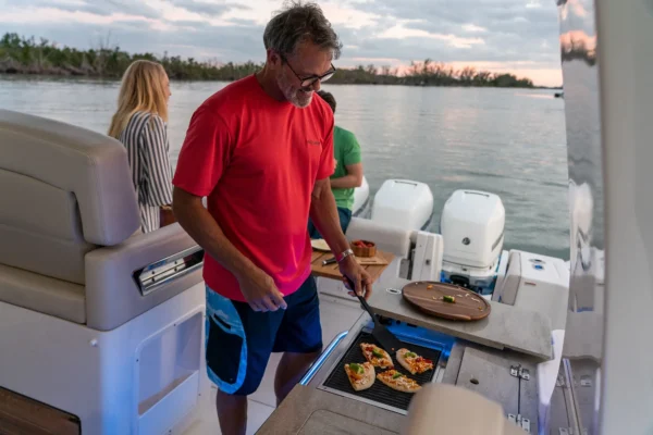 Kenyon Argentina parrillas eléctricas empotrables - Asado en cubierta con amigos