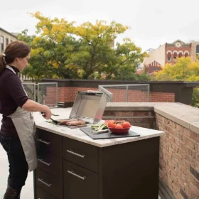 Kenyon Argentina parrillas eléctricas empotrables - Estación en terraza moderna